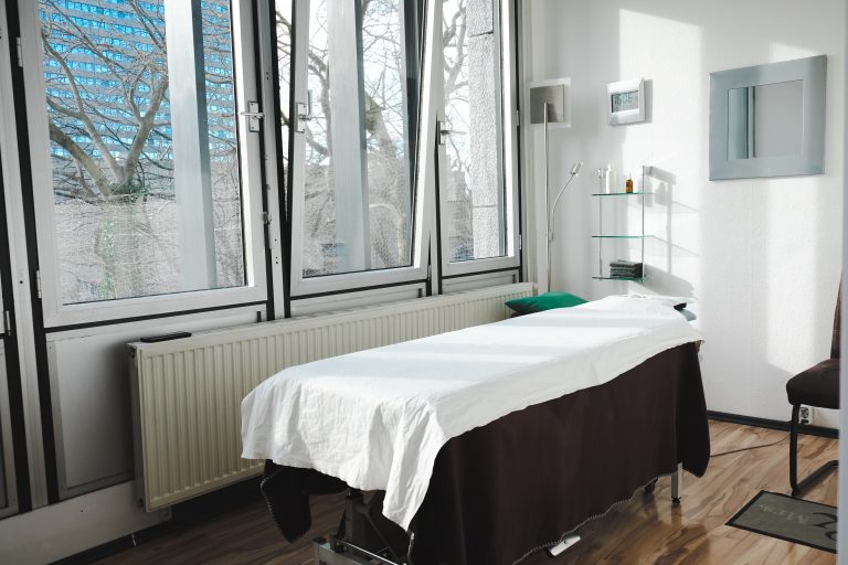 Physikalische-Therapie-Massage-im-aerztezentrum-Arabellahaus-fehr